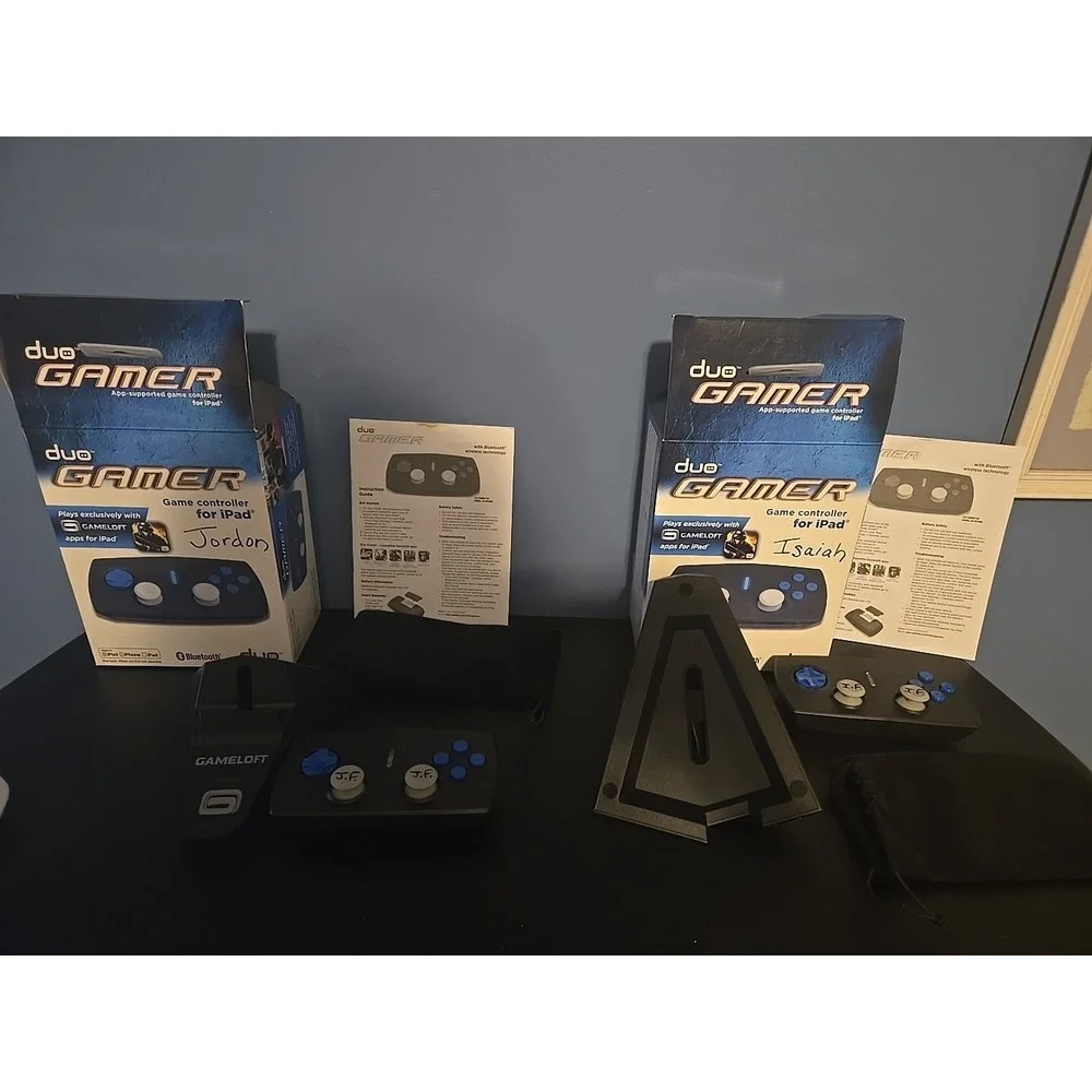 2 Duo Gamer Controller for iPad, iPhone and iPod Touch (Wireless) Gameloft